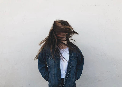 Una mujer con el rostro oculto