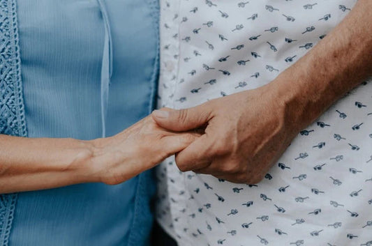 Una pareja de ancianos tomados de la mano
