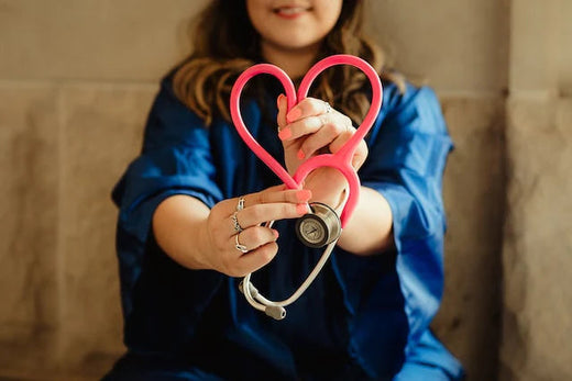 un médico con un corazón