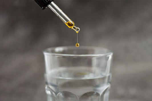 gotas de CBD en el agua