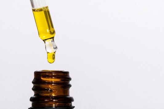 Una botella abierta de aceite de CBD.