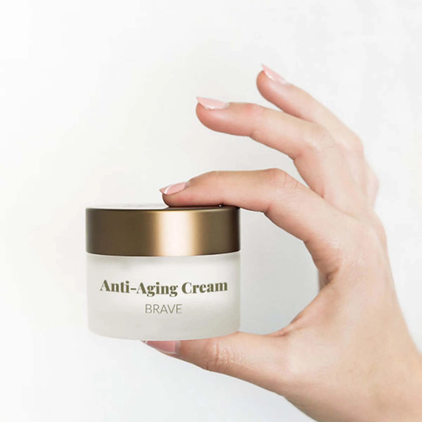 La mano de una mujer sosteniendo un paquete de Crema Facial Antiarrugas - CBD y Retinol