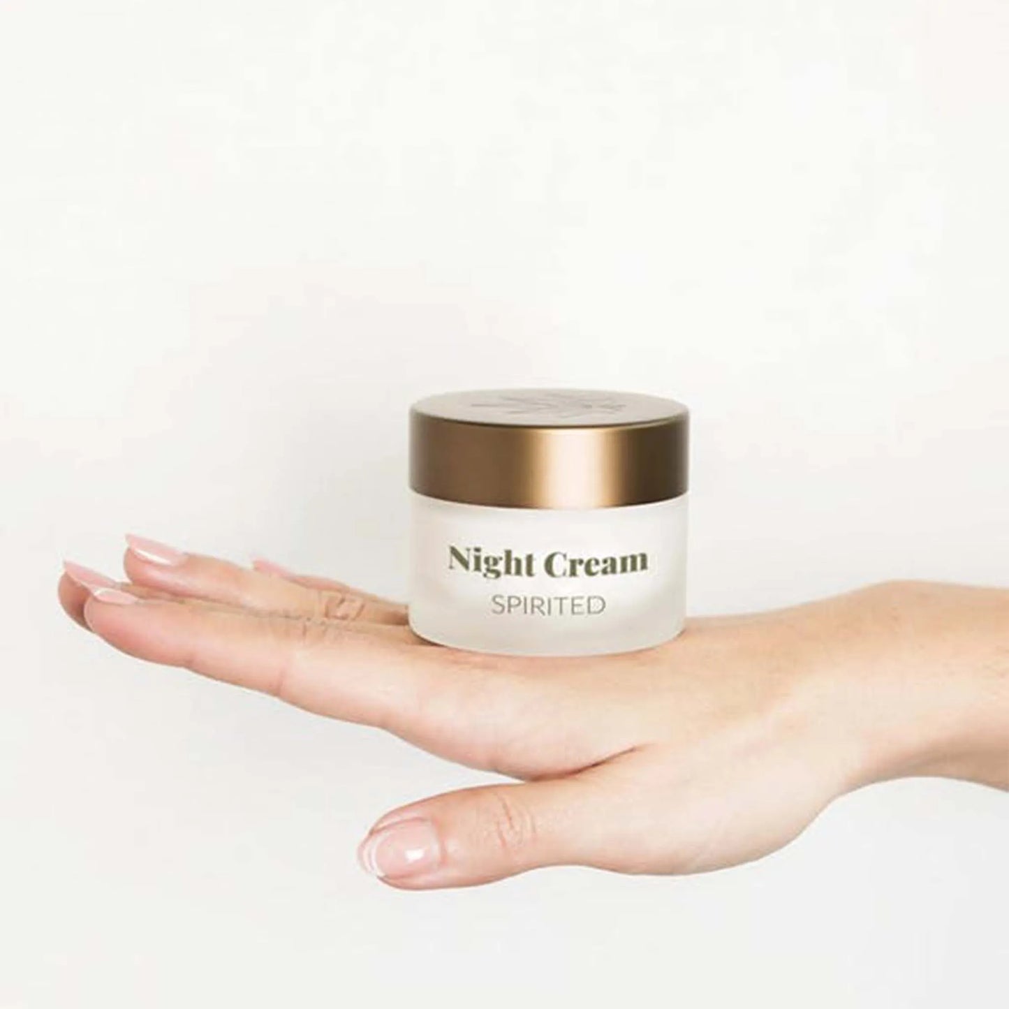 En el dorso de la mano de una mujer hay una caja de Crema de Noche - CBD & Vitamina E.
