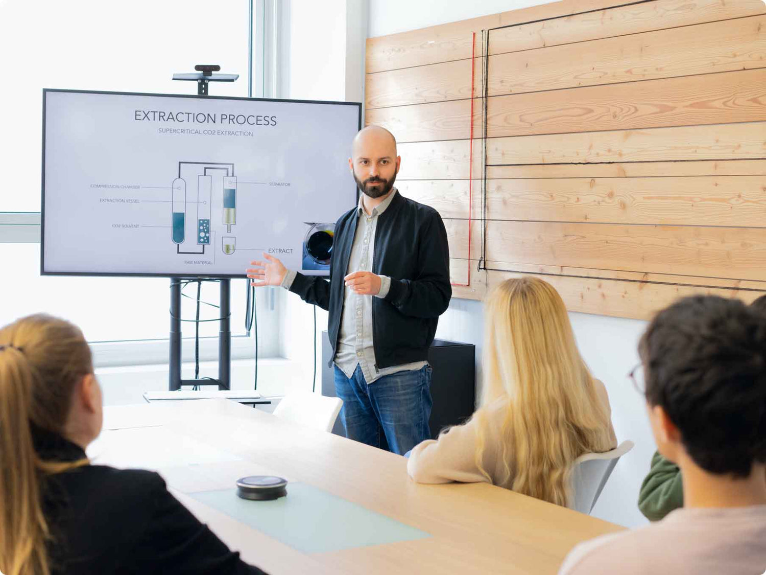 El experto David imparte un seminario sobre el CBD