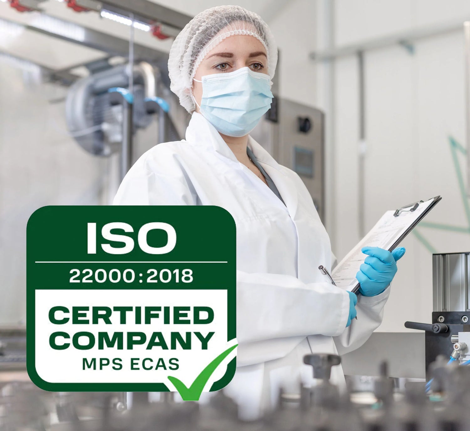 Profesional de laboratorio con gorro y mascarilla en planta de producción, con certificación ISO 22000:2018