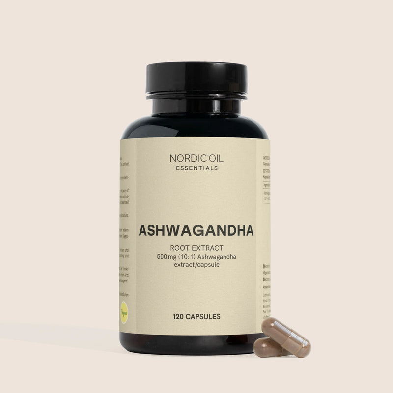 Frasco oscuro de Nordic Oil Essentials con etiqueta beige que indica Ashwagandha (extracto de raíz) y dos cápsulas junto a la botella