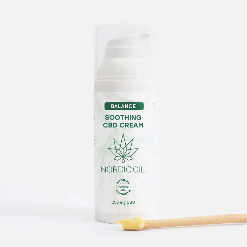Crema calmante de CBD Balance de Nordic Oil, envase blanco con logotipo de hoja de cáñamo