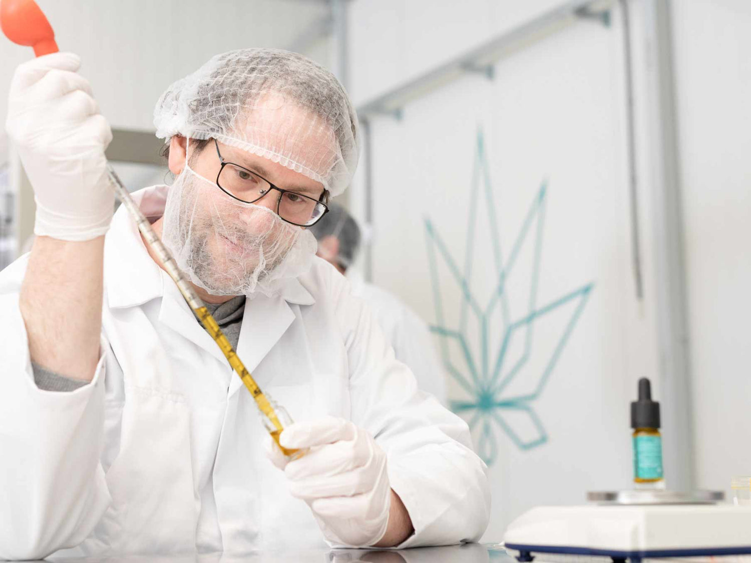 Un hombre prueba en un laboratorio el aceite de CBD de Nordic Oil.