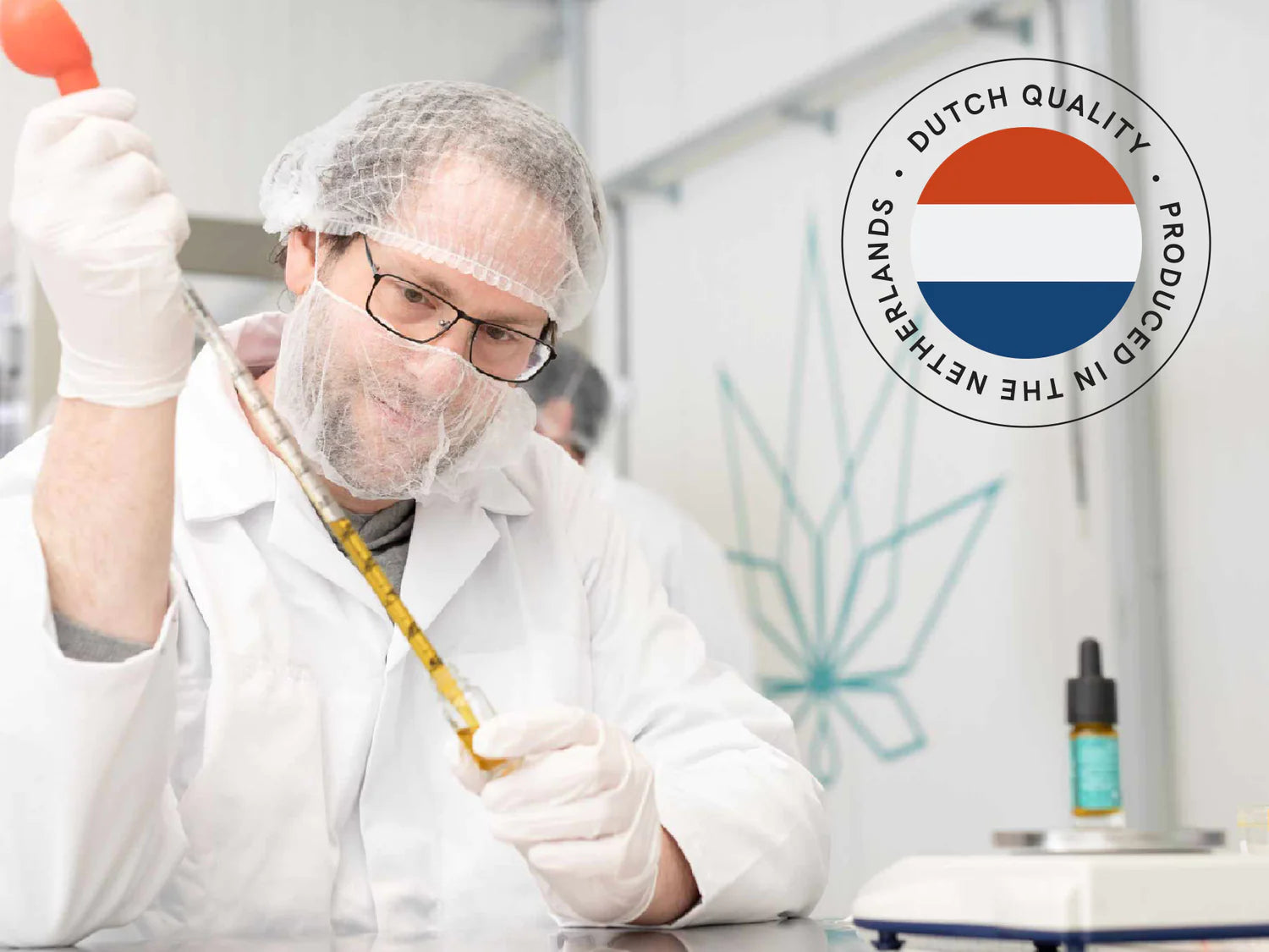 Técnico de laboratorio con bata blanca, gorro y guantes usando una pipeta.