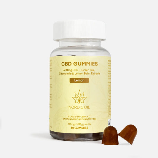 Gominolas de CBD Nordic Oil sabor limón, junto a una botella transparente con dos gomitas