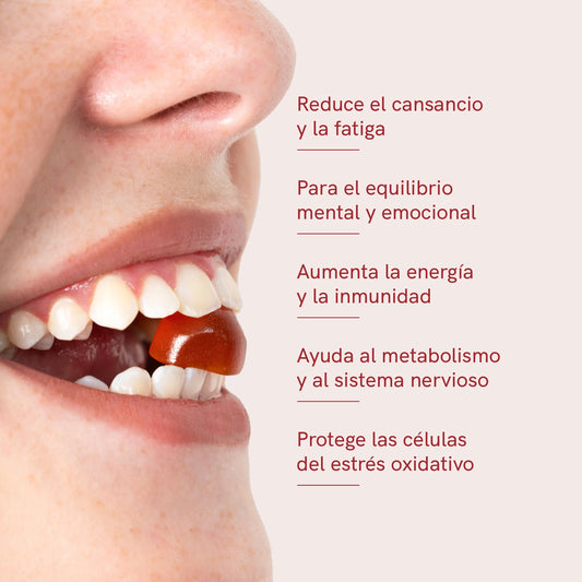 Primer plano de una boca mordiendo una gominola naranja entre los dientes, con fondo rosado y texto en español sobre beneficios de salud.