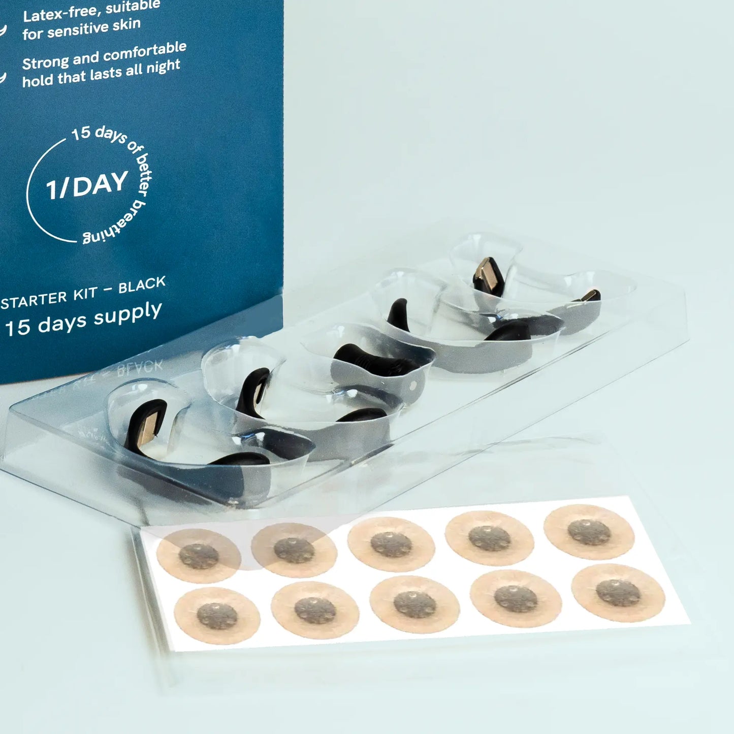 Kit de inicio Nordic Oil Black con parches transdérmicos circulares en una bandeja plástica junto a una caja azul