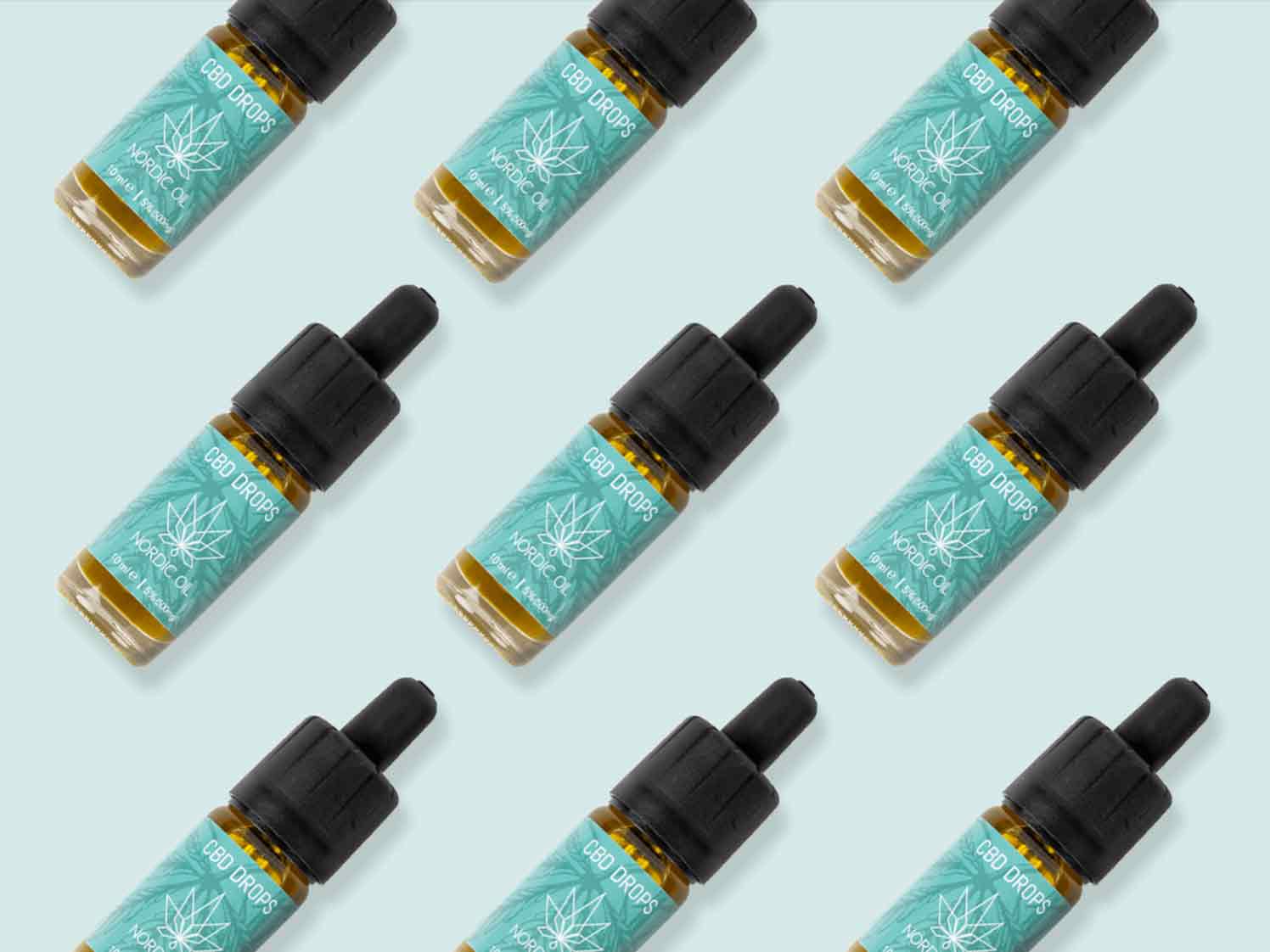Muchas botellas de aceite de CBD (5%) están colocadas en diagonal sobre un fondo azul.
