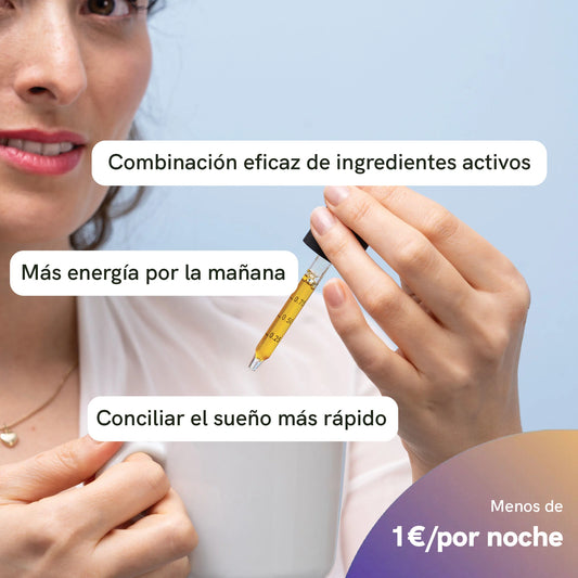 Mujer sosteniendo una jeringa con líquido amarillo frente a un fondo azul.