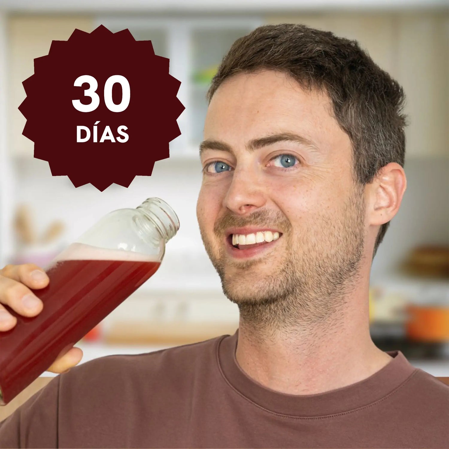 Hombre sonriendo sosteniendo una botella con líquido rojo y un emblema que dice 30 DÍAS en la esquina