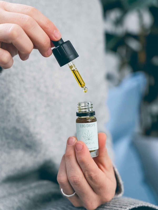 Cuentagotas con aceite de CBD sobre frasco