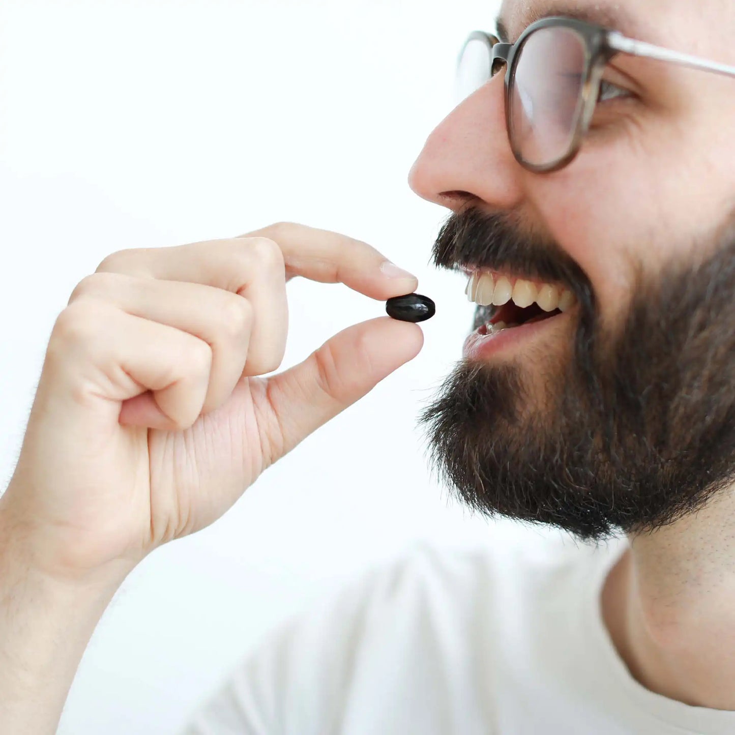 El cliente introduce las cápsulas blandas de CBD por vía oral