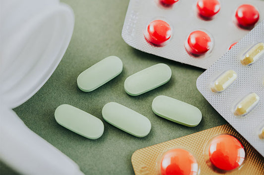 Las tabletas se colocan sobre un fondo verde.