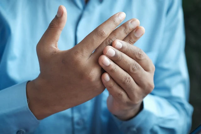 Una persona con dolor en las articulaciones de su mano.