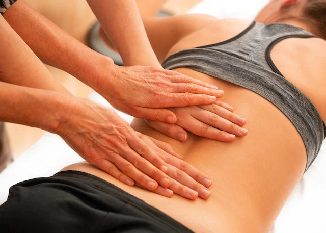 Una mujer recibe un masaje de espalda para aliviar su dolor de espalda