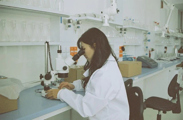 Un científico en un laboratorio