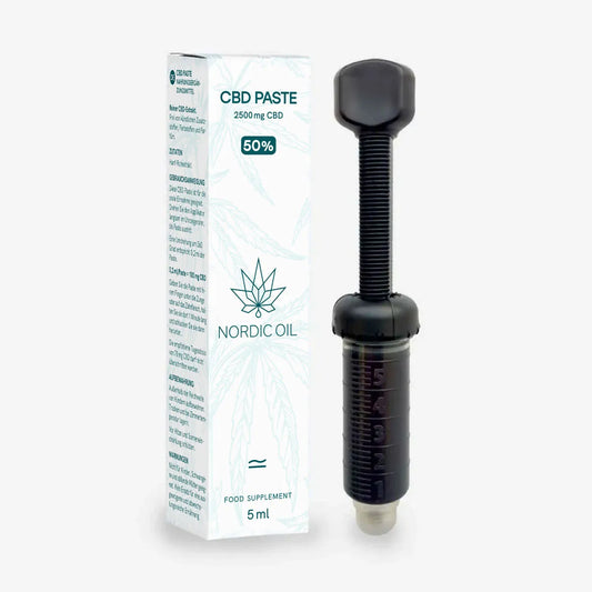 El envase y la jeringa de la Pasta de CBD (50%)