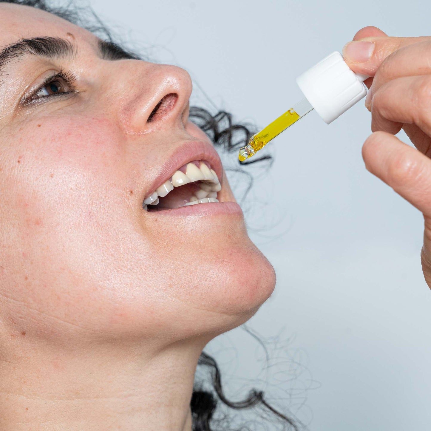 una mujer toma el aceite de cbd 