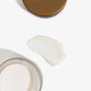 Un paquete abierto de la Crema Facial Antiarrugas - CBD y Retinon se encuentra junto a la tapa y una mancha de la crema-