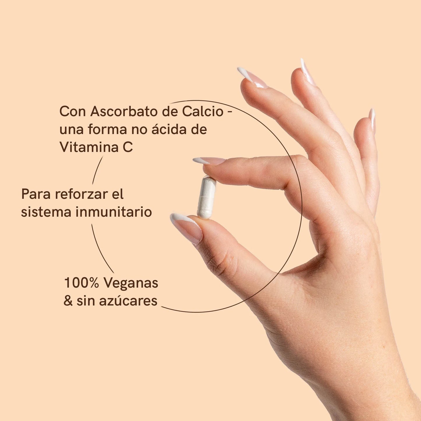 un mano sostiene una cápsula de vitamina c con información: con ascorbato de calcio una forma no ácida de Vitamina C; Para reforzar el sistema inmunitario; 100% Veganas & sin azúcares 