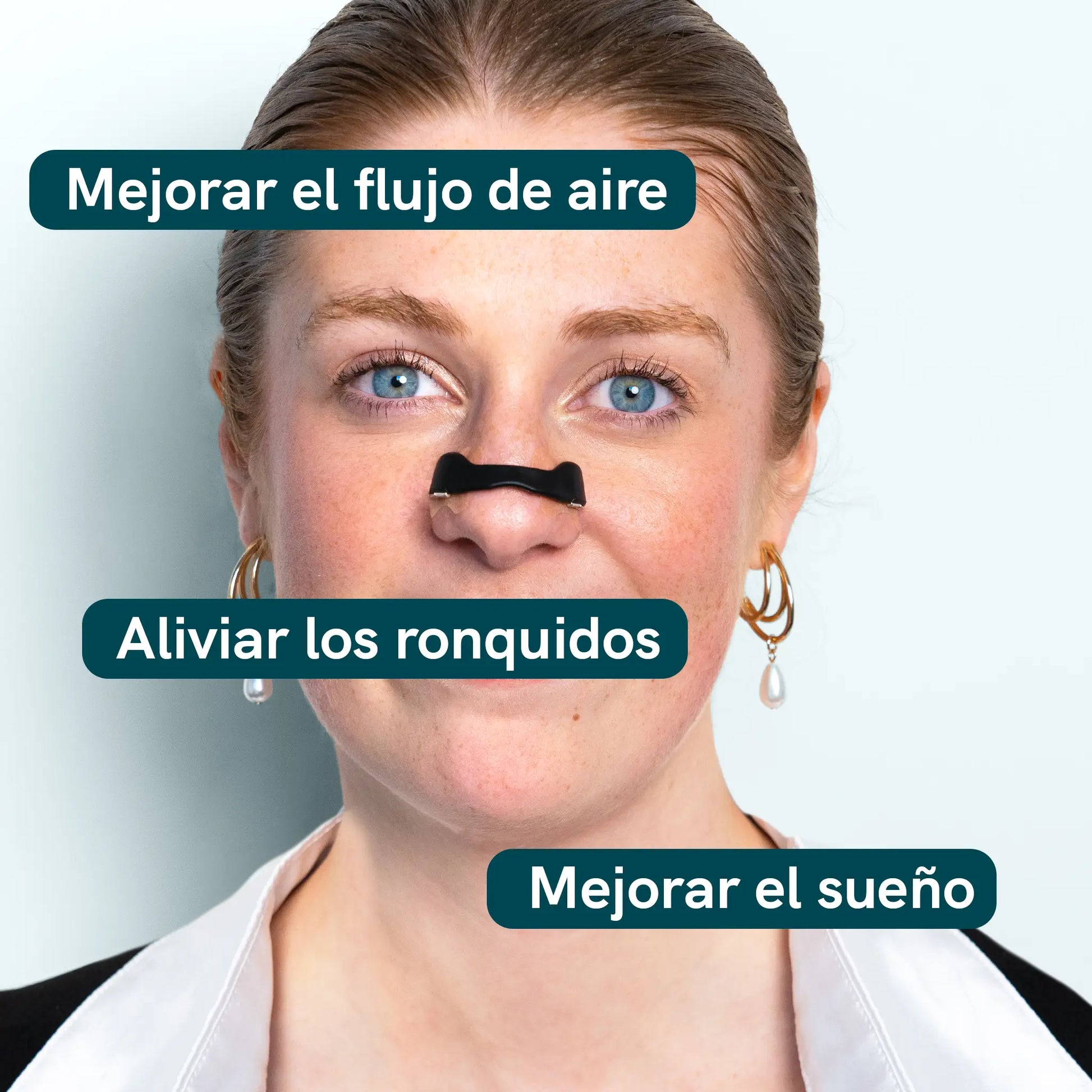 Mujer con una tira nasal negra colocada en la nariz para mejorar la respiración y reducir los ronquidos.