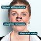 Mujer con una tira nasal negra colocada en la nariz para mejorar la respiración y reducir los ronquidos.