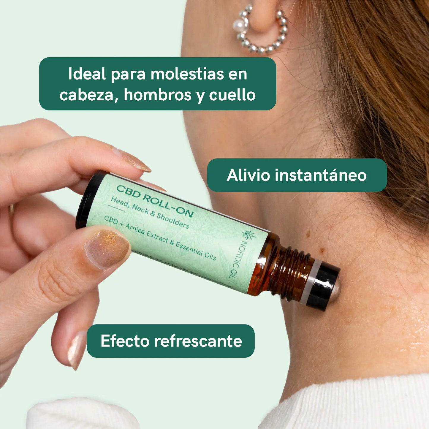 Aplicación de roll-on de CBD en el cuello y hombros para alivio instantáneo y efecto refrescante.
