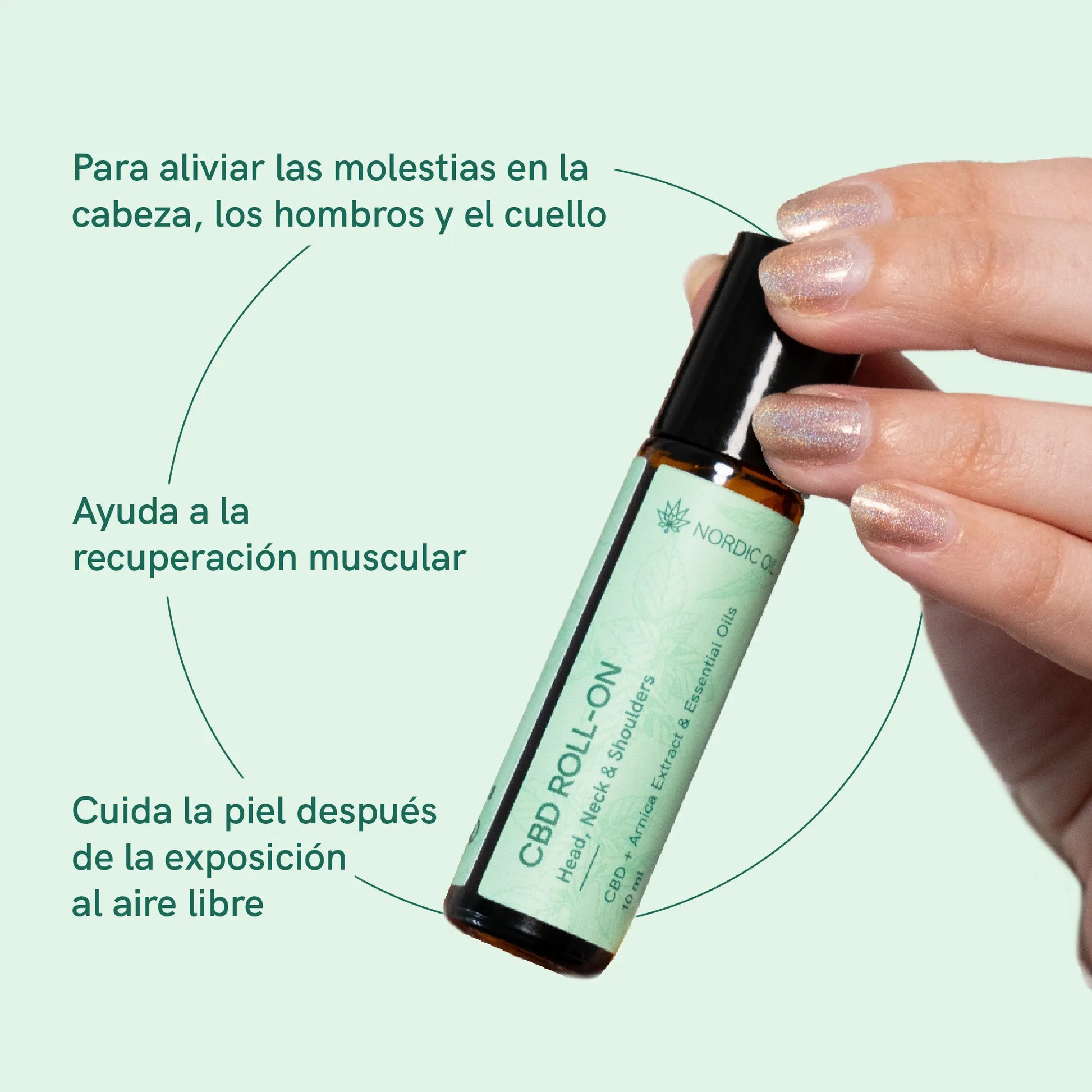 un mano sostiene el cbd roll on de nordic oil con infromación: para aliviar las molestias en la cabeza, los hombros y el cuello; ayuda a la recuperación muscular; cuida la piel después de la exposición al aire libre