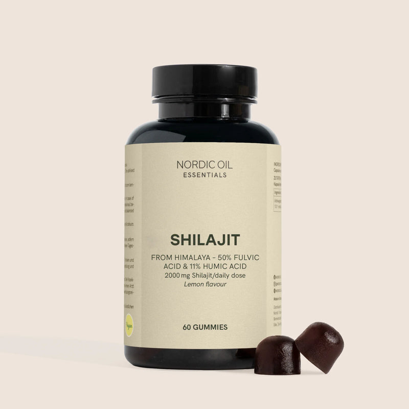 Frasco oscuro de Nordic Oil Essentials con gomitas de Shilajit y dos gomitas a su lado