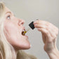 Una mujer tomando aceite de CBD de amplio espectro de Nordic Oil